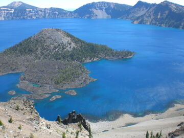 Crater Lake Wizzard Island in summer